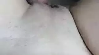 إيلاج عميق لقطة محلوقة حلوة في مشهد سرير ملتهب