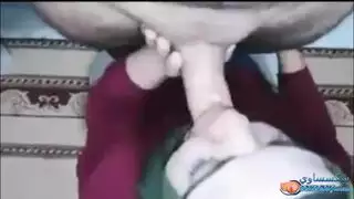 فتاة محجبة عربية تقدم عرضًا جامحًا في الجنس الفموي العميق