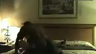 ميلف كبيرة الصدر تلمع في شريطين إباحيين صريحين قريبين