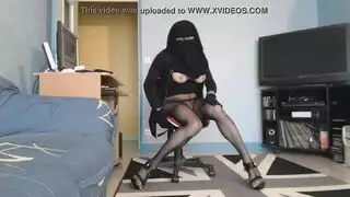 عاهرة سكايب مجهولة تعرض فرجها المبلل من أجل قضيب غريب صلب