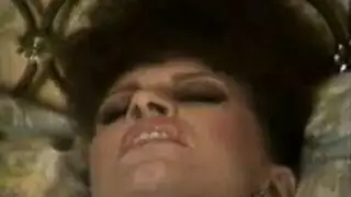 يتجسس على امو بل الحمام