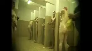 بورن هاوي ناضج: تخلع الشورت لتظهر البيكيني