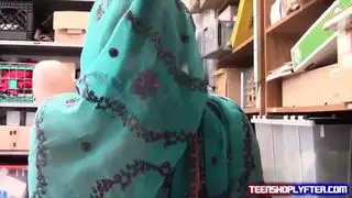 عاهرة محجبة تتعرى تماماً ولا تبقى إلا على غطاء رأسها