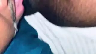 سيطرة تامة: لعق كسها السمراء الأصلع حتى تتدفق