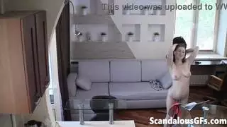 عرض فردي صريح: فتاة شقراء تلعب بثدييها الكبيرين وتضاجع فتحتها بدسار