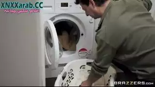 خيانة زوجية في المصعد الزوجه السمراء وعامل الصيانه