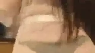 اثنتان من الفتيات الجامحات يلمسن أعضائهن الحساسة بعنف