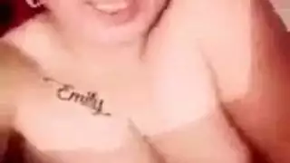 العاهرتان الأنيقتان إيميلي بلاك وصديقتها تشاركان قضيب اصطناعي وهزات الجماع