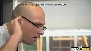 فتاة متسلطة تبلغ ذروتها خلال مقابلة عمل