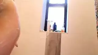 إباحية التلصص في المكتب: الشقراء تستمني حتى النشوة بينما الرجال يحدقون