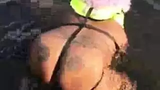 أثداء صغيرة، مؤخرة ضخمة – الاستعداد للشرج بقضيب قاسٍ