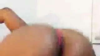 فتاة سمراء مكتنزة تركب قضيب ماندينغو الصلب على الأريكة