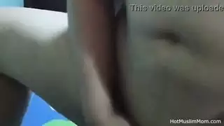 مشهد فردي صريح: فتاة محجبة تلعب بكسها المنتفش