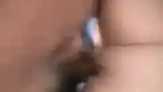 جماع في المقعد الخلفي: فتاة عربية تختنق بالقضيب وتأخذه