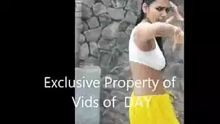 فتاة جامعية صغيرة تتوسل من أجل اختراق شرجي قاس