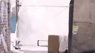 بورنو في الحديقة العامة: الفتاة تلعب بكسيها قبل أن يضاجعها ساعي التوصيل