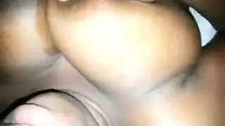 جمال أسمر يتوحش مع شاب وسيم على الأريكة